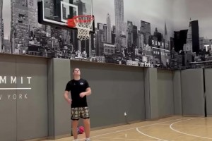 开启休赛期苦练模式🕷️米切尔这运球，重心是真的低啊~