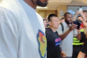 一狂热球迷朝小卡冲过来，被好友愤怒拦下，小卡见状直接笑了😂