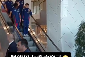 佩德里在商场逛街时听到大量球迷在声援，主动走过来为球迷签名~