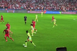 球迷视角看佩德里大师级操作：禁区弧顶冷静晃开防守后兜射破门！