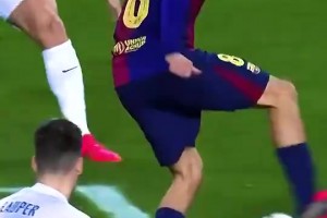 低调的大师！名场面：佩德里脑后长眼，脚后跟穿裆对手！