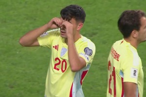 太丝滑了！佩德里接球晃开防守冷静兜射破门！