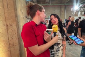 硬伤！亚马尔女友活动穿10cm恨天高，仍比女记者矮一头