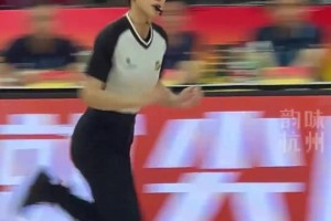 😍浙BA杭州队对阵柯城队，场上女裁判亮了，又美又飒...