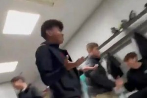 22年世界杯摩洛哥淘汰西班牙后，亚马尔穿着摩洛哥球衣嘲讽队友